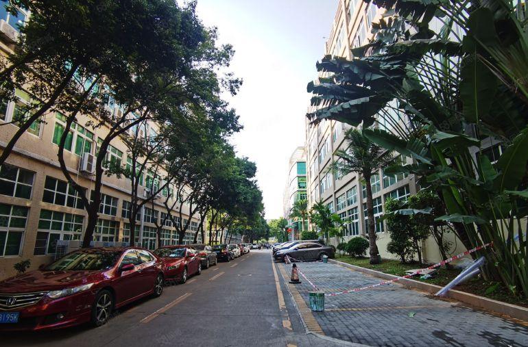 龙岗坂田创新产业园一楼仓库2000平，大小面积可分租交通便利