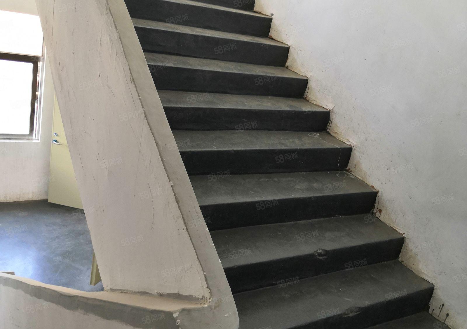 宝龙一楼厂房1800平方米电可提供400kvA可分租