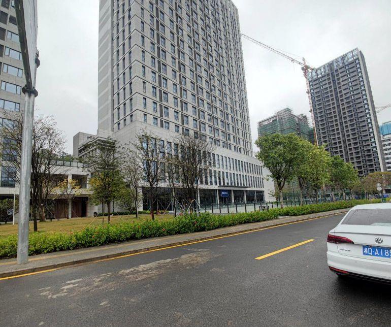 厂房招租免租6个月，单层面积1750平价格租28元可办公生产