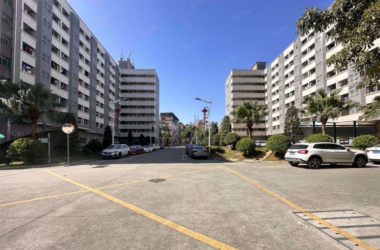 龙岗龙东地铁站旁科技园新出楼上1000平带装修厂房出租可分租