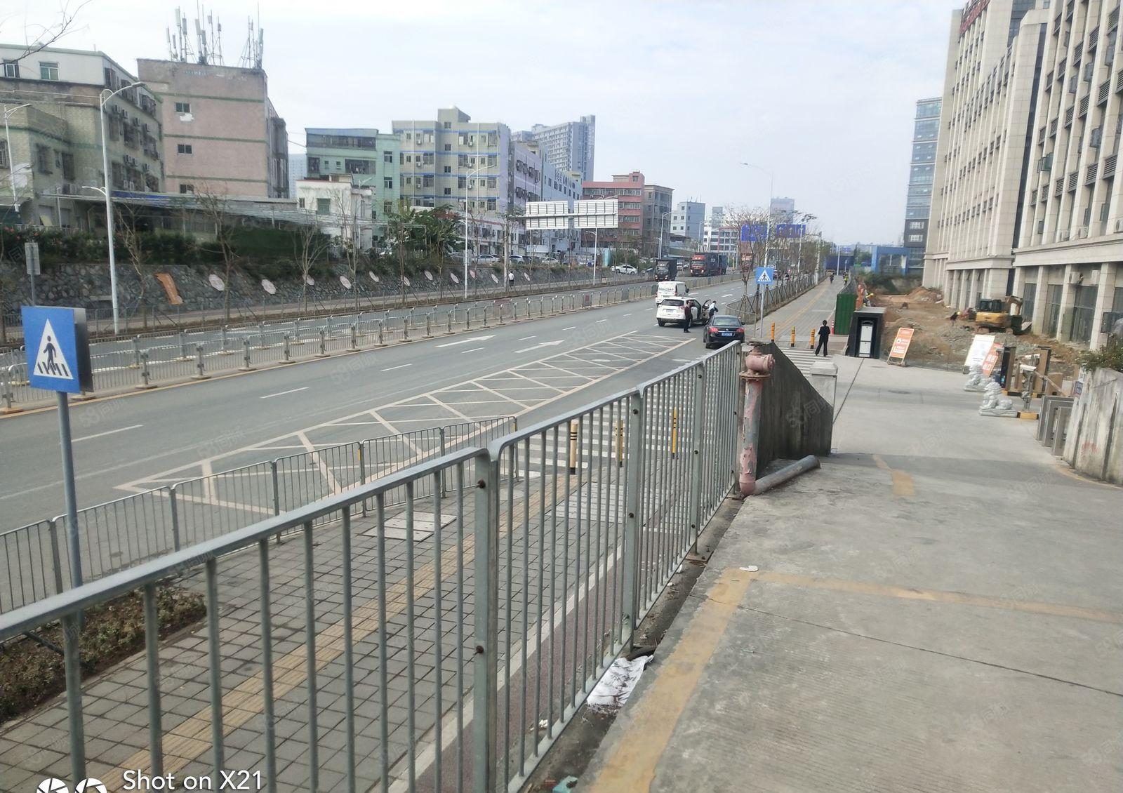 平湖华南城附近一楼厂房招租，一楼700平米