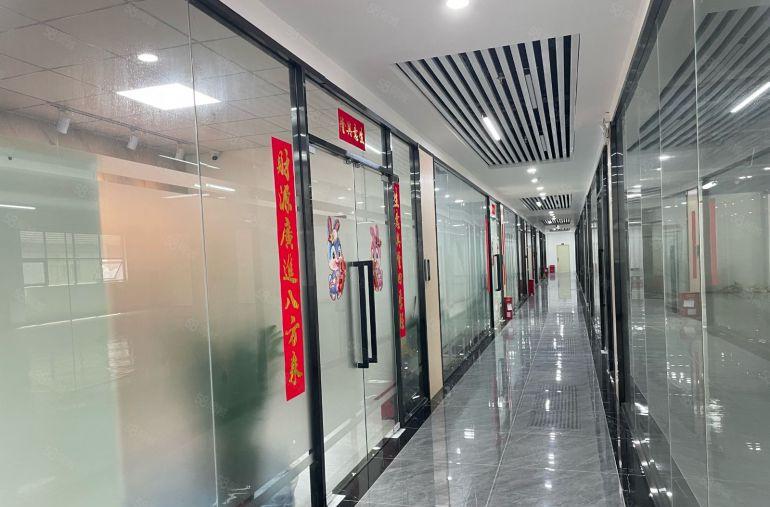 坂田，地铁站电商园216平米起租，现成装修