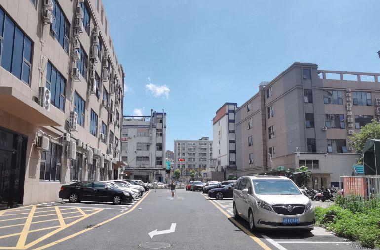 坂田，华为地铁站，800平可分租，精装修，水电齐全，厂房出租