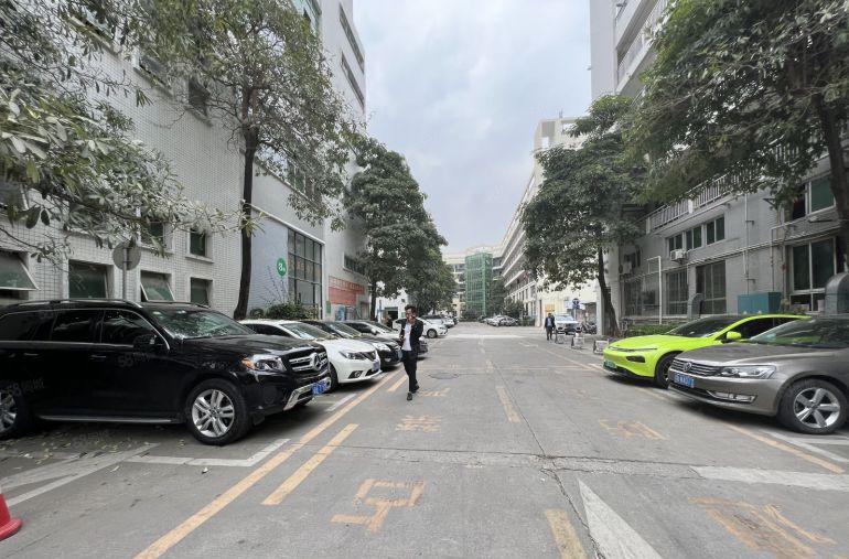 平湖华南城原房东二楼厂房1800平出租带精装修卸货平台免佣金