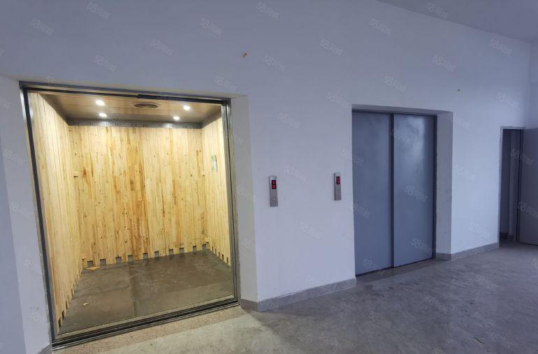 平湖华南城整层2000平方标准厂房出租，大小可分租现成装修