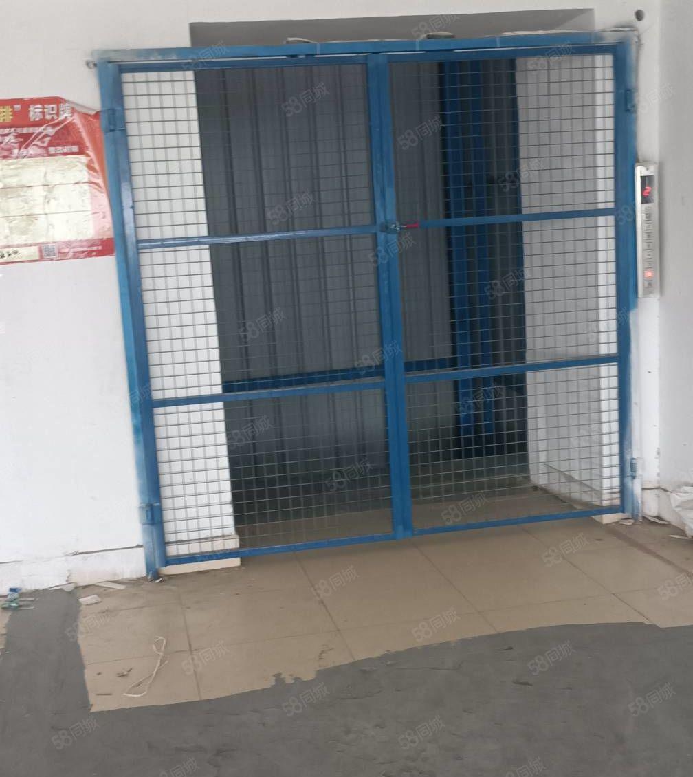 龙岗新生楼上 680平米 带客梯和货梯 低价出租