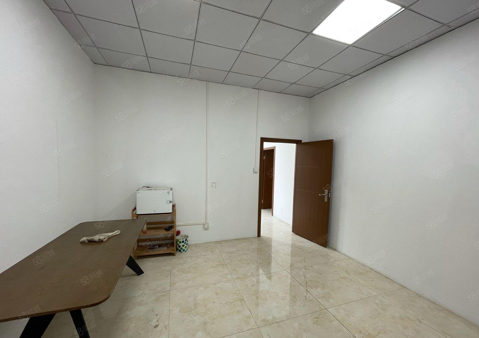 坂田地铁口办公加仓库一体600平，租场地送家私！