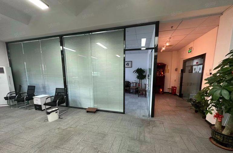 横岗六约塘坑地铁口附近新出楼上90平带精装修红本厂房出租