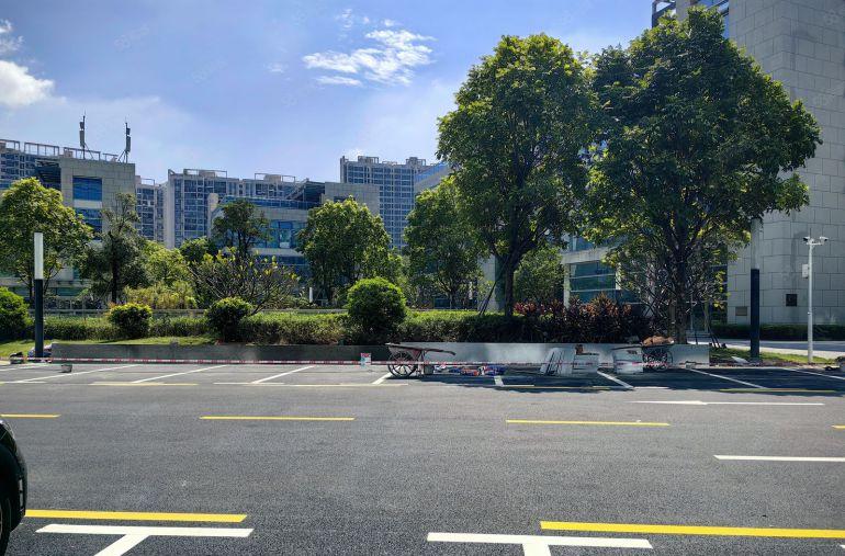 宝龙地铁口原房东红本独栋1500平方精装修办公室厂房大小可分