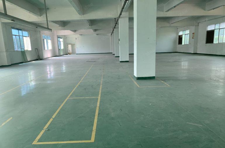 龙岗中心城龙城大道附近楼上300平厂房出租墙已隔好水电到车间