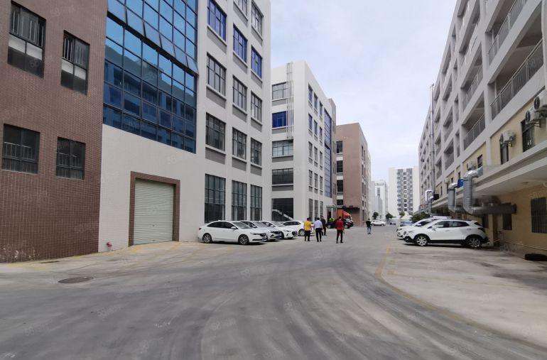 龙岗宝龙高新区原房东红本厂房新出楼上2350平方带装修出租！