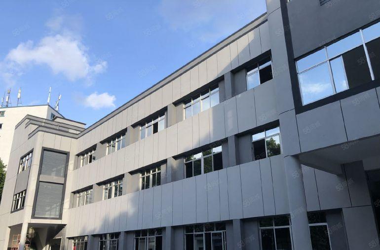 平湖辅城坳工业区独院厂房出租8200平方可分租全新装修。