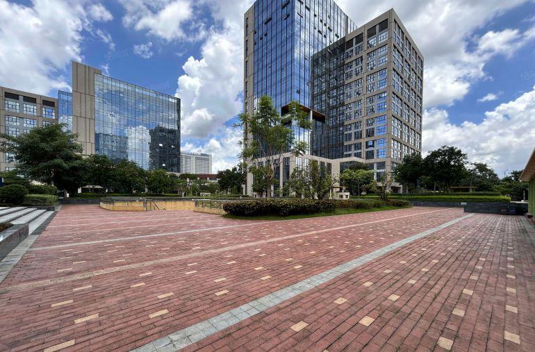 布吉石芽岭地铁站旁科技园新出楼上300平带家私办公室出租