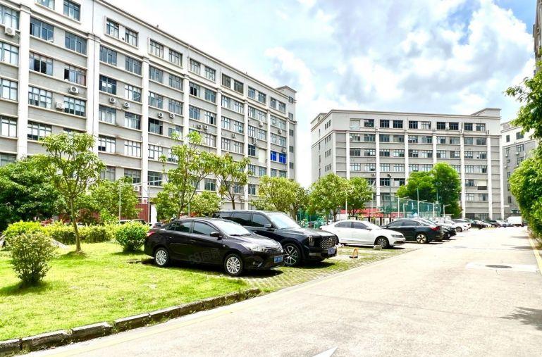 布吉李朗厂房出租原房东整层1500平 现成精装修 可分租