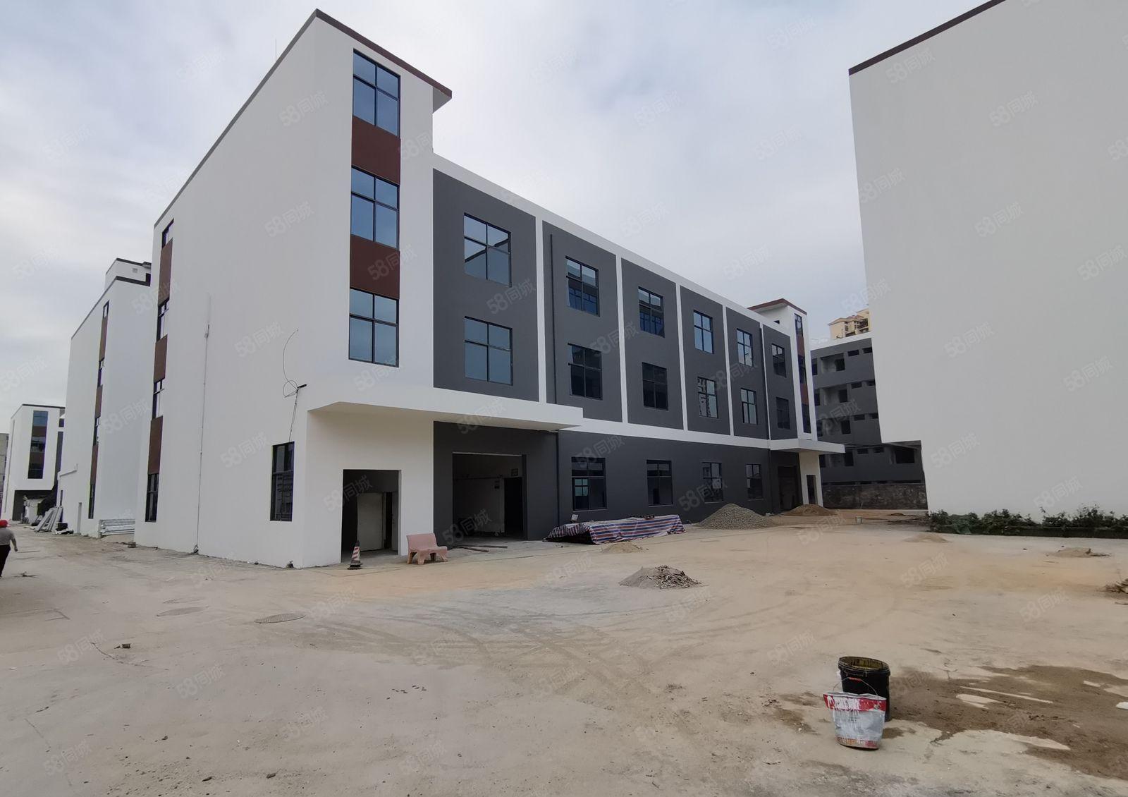 坂田吉华路达成工业区厂房仓库200平起租，大小都有，空地大.