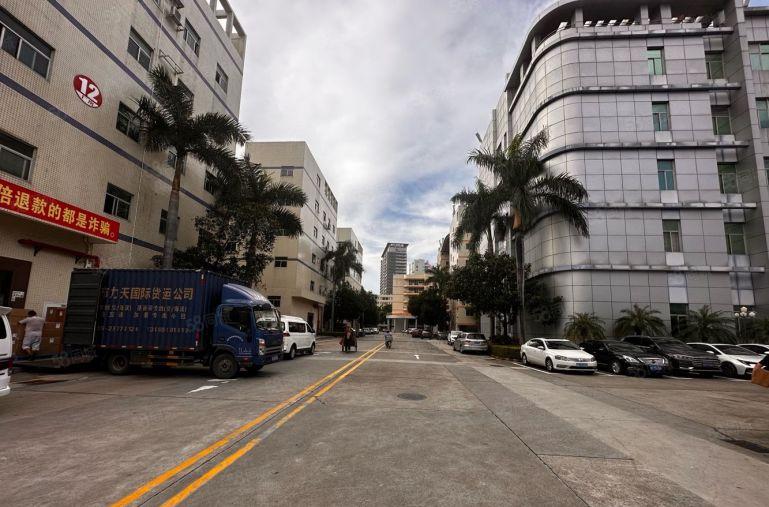 布吉联创科技园楼上厂房仓库1000平出租，带现成装修可分租