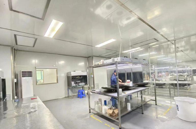 布吉上李朗地铁口附近楼上1500平无尘车间，豪华装修，配套好