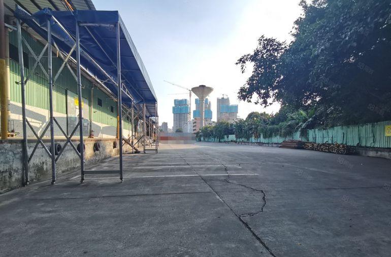 龙华新区机荷高速口主干道边大型物流仓库，12000平，低价租