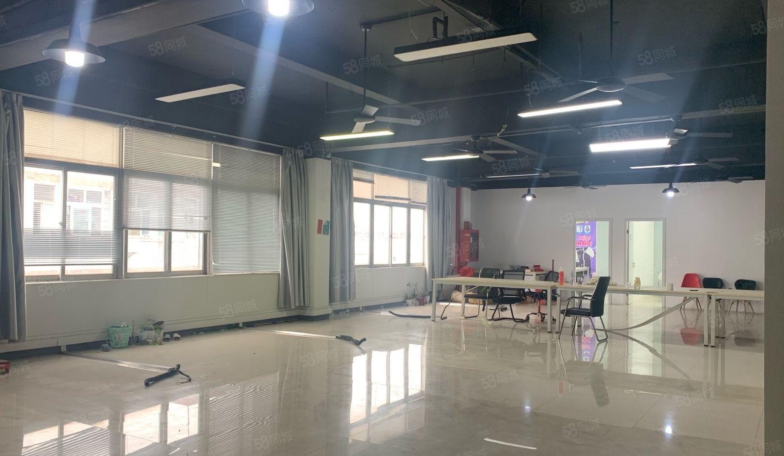 年期低价厂房出租坂田地铁口旁红本园区1000平带精装修可分租