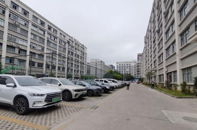 布吉大芬地铁口原房东2000平厂房仓库出租100平分租带装修