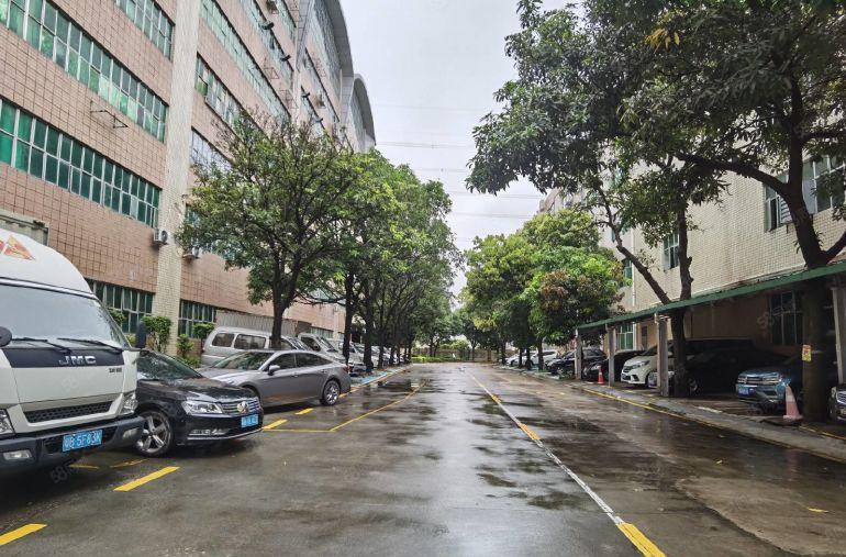 布吉工业园厂房仓库一楼1500平带卸货平台！离地铁口300米