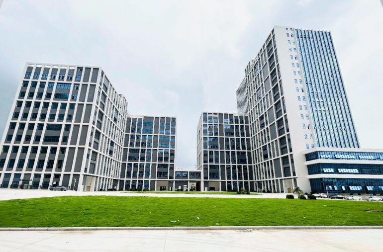 布吉地铁口带装修厂房15000平出租，100平起分租