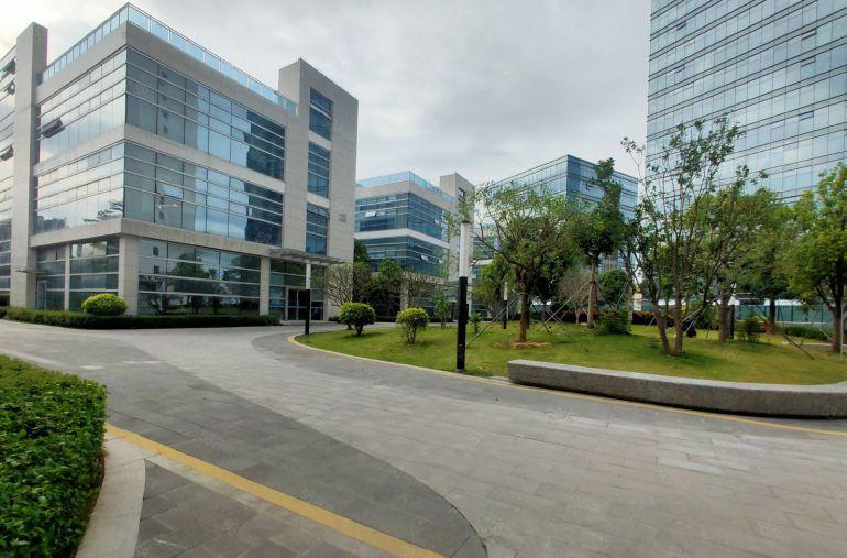 布吉石芽岭地铁口原房东独栋2100平办公研发厂房出租