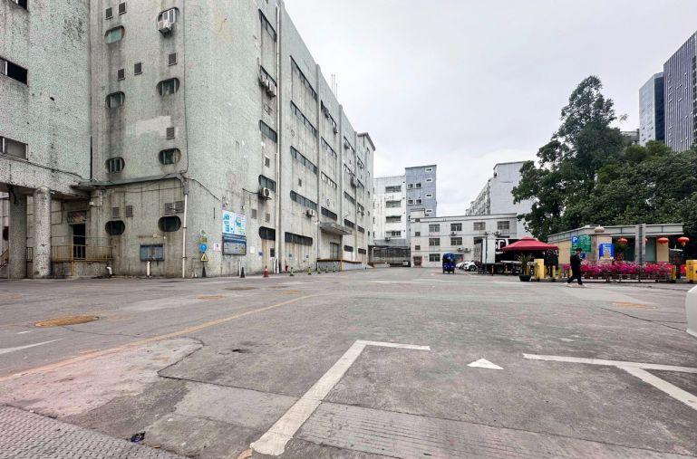 布吉李朗主干道旁一楼1700平厂房仓库出租，带卸货平台可分租