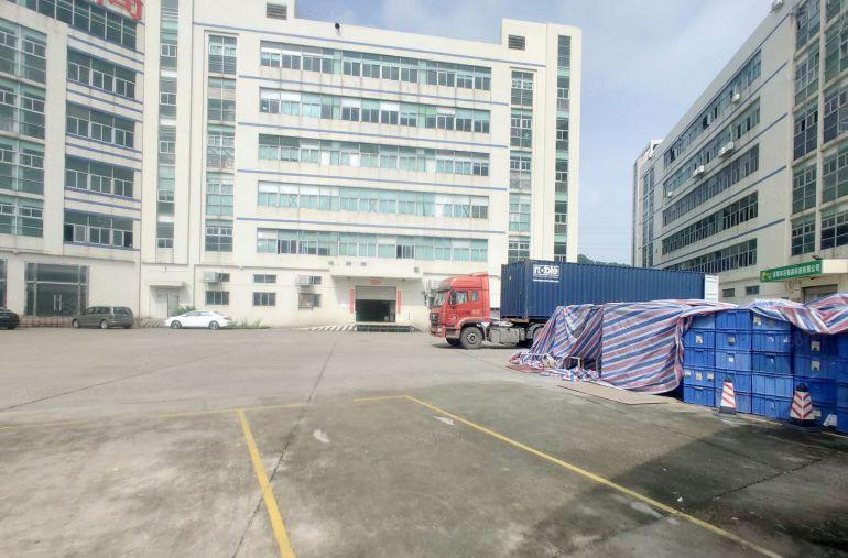 布吉10号线甘坑地铁口原房东3300平红本面积出租，可分租。