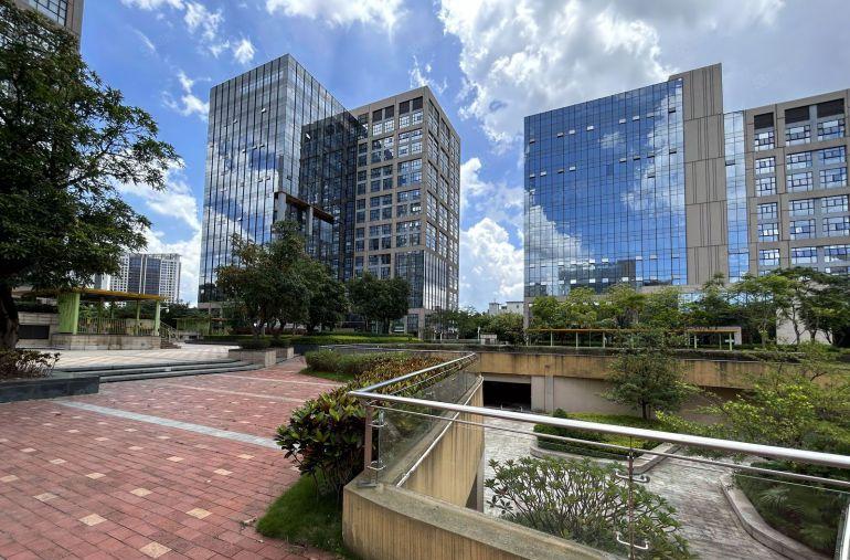 布吉石芽岭地铁站旁科技园新出楼上300平带家私办公室出租