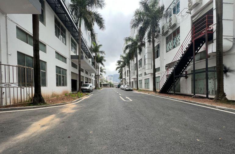 布吉李朗地铁口重工业厂房一楼1600平方出租带卸货平台空地大