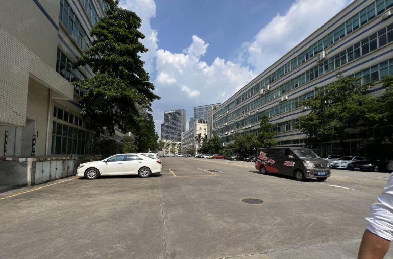 布吉地铁口工业园一楼3000平厂房仓库出租带牛角地坪漆好招工