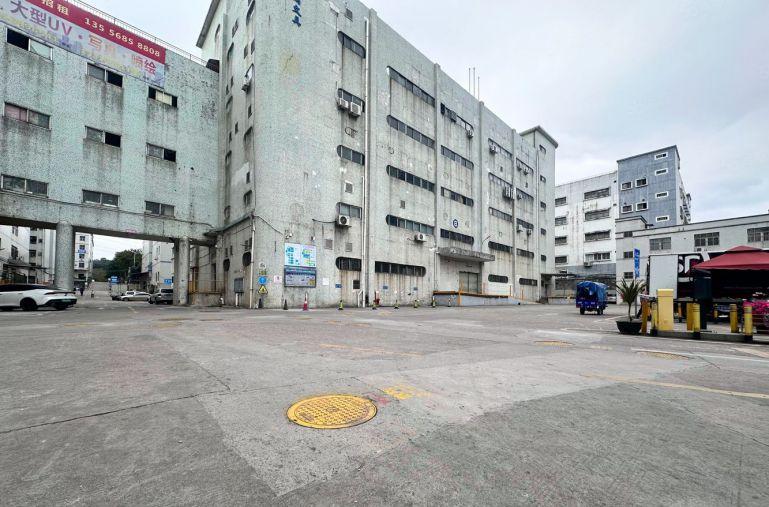 布吉李朗主干道旁一楼1700平厂房仓库出租，带卸货平台可分租