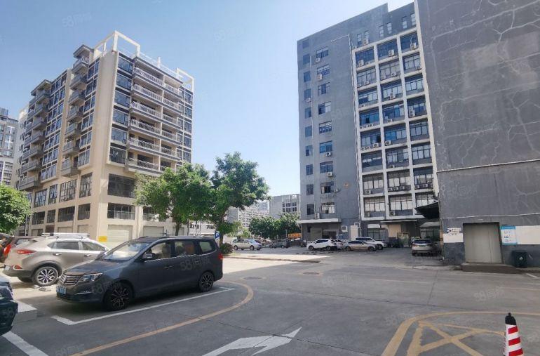 布吉李朗红本厂房1500平出租，带装修和家私无转让费