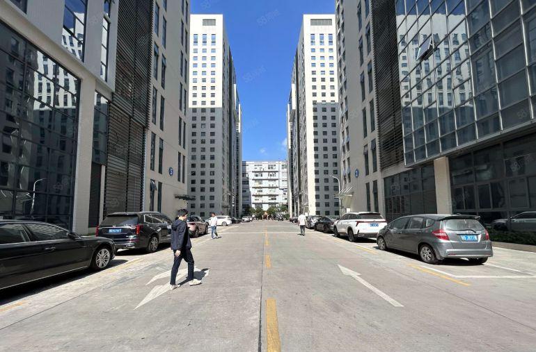 布吉李朗国际珠宝产业园楼上精装500平带家私办公室出租