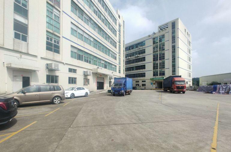 布吉10号线甘坑地铁口原房东3300平红本面积出租，可分租。