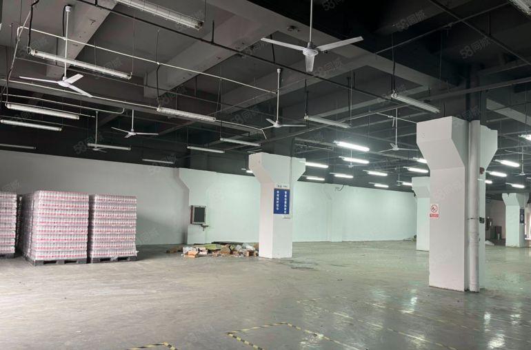 布吉石芽岭地铁口一楼1650平方可分，做门面仓库办公电商