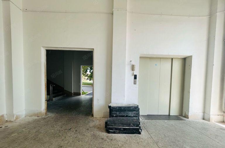 布吉李朗地铁口 花园式科技园，200平起租形象好空地大