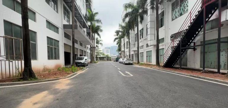 布吉李朗地铁口重工业厂房一楼1600平方出租带卸货平台空地大