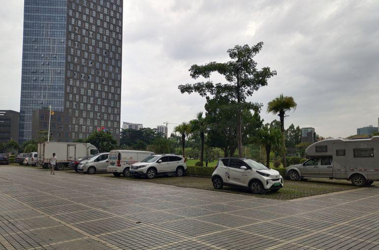 光明大街地铁口新出一二楼原房东3000平精装厂房低价出租！！