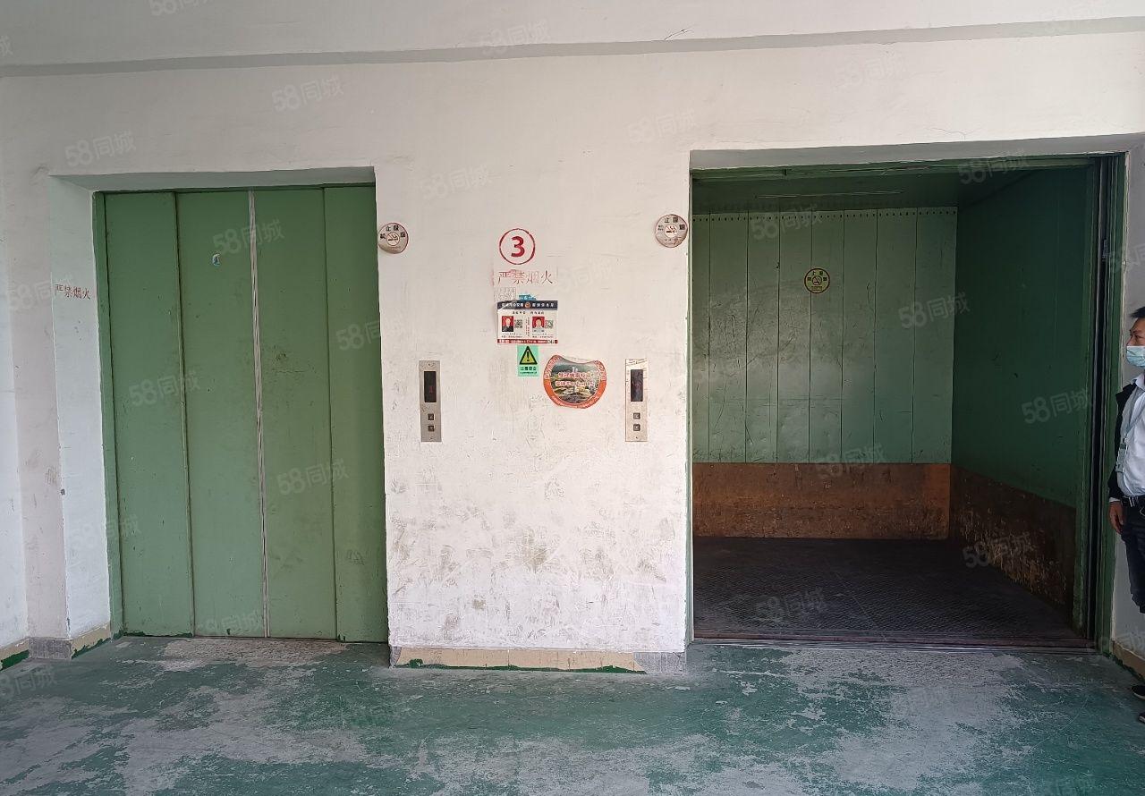 光东坑新出楼上480平厂房，现成办公室格局，水电齐全，采光好