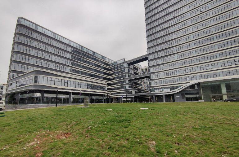 光明地铁口附近国资委红本1500平整层实际面积厂房出租带补贴