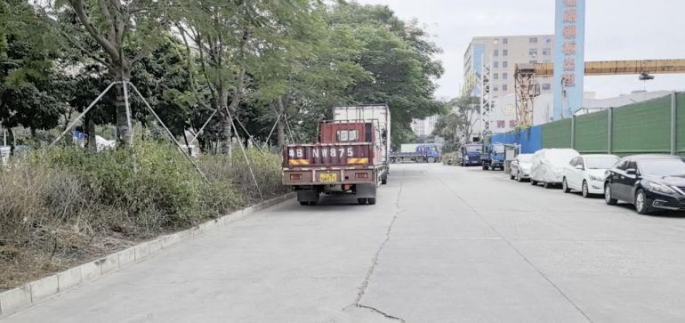 光明北环大道边独院钢构12米高，5部航车，一栋办公楼空地大。