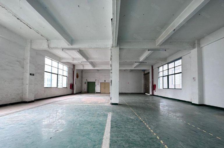 公明楼村精装厂房整层800平，2吨货梯，园区空地大停车位足