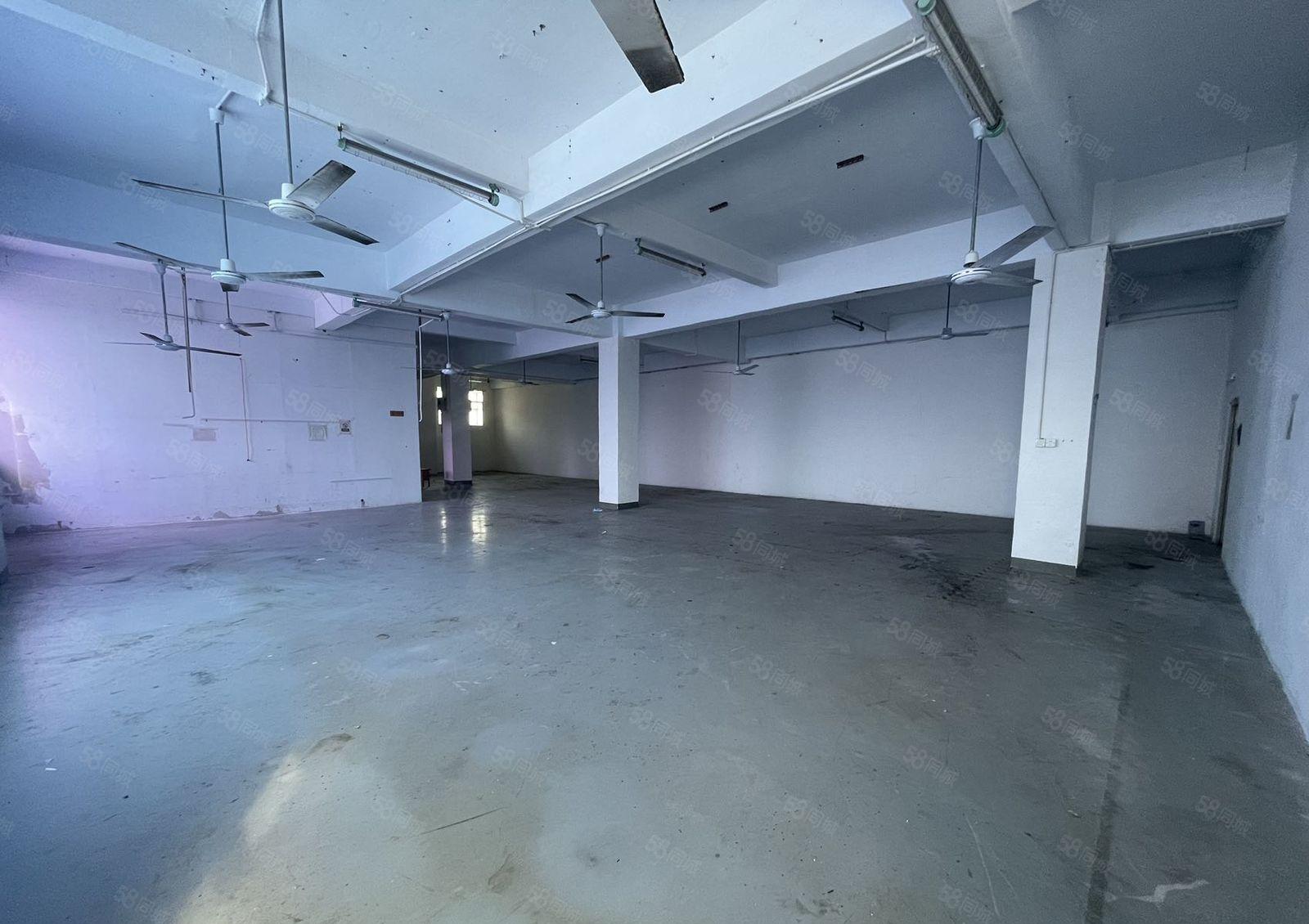 光东坑新出楼上480平厂房，现成办公室格局，水电齐全，采光好