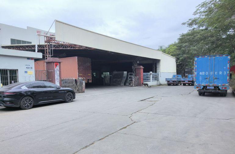 光明北环大道边独院钢构12米高，5部航车，一栋办公楼空地大。