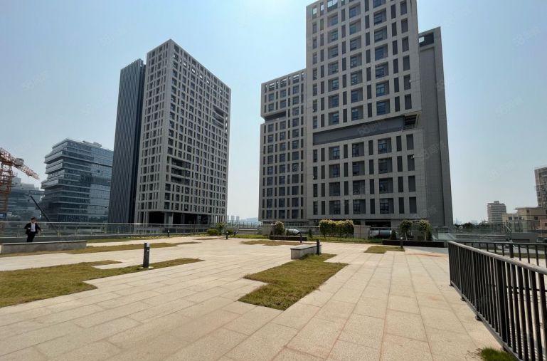 楼村地铁口红本园区楼上精装修700平，实际面积，免租6个月