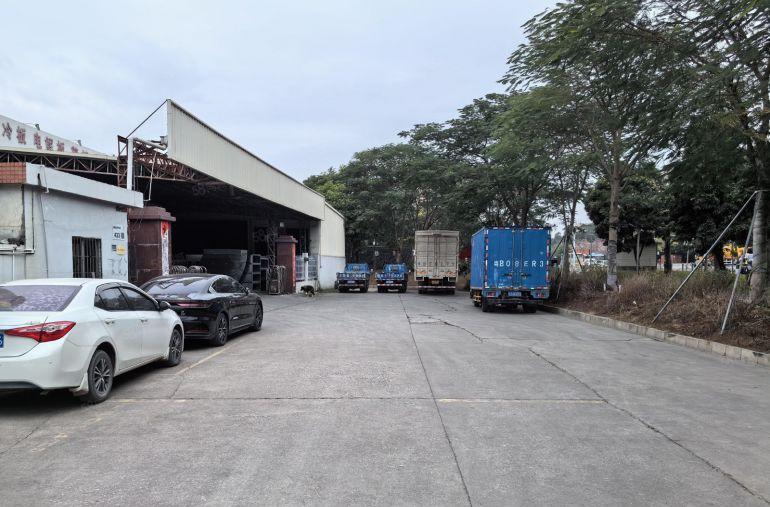 光明北环大道边独院钢构12米高，5部航车，一栋办公楼空地大。