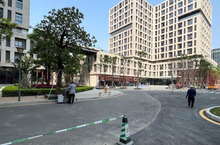 楼村地铁口红本园区楼上精装修700平，实际面积，免租6个月