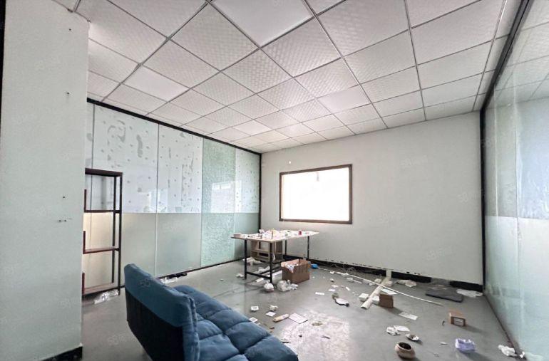 公明楼村精装厂房整层800平，2吨货梯，园区空地大停车位足